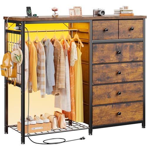 EnHomee 125cm W 드레서, 걸이용 랙 및 서랍 6개, 그리드 패널 및 후크 4개 포함 | LED 조명 및 충전 스테이션, 침실용 나무 상단 정리 유닛, 스틸 프레임이 있는 서랍장, 브라운 - color: 러스틱 브라운.