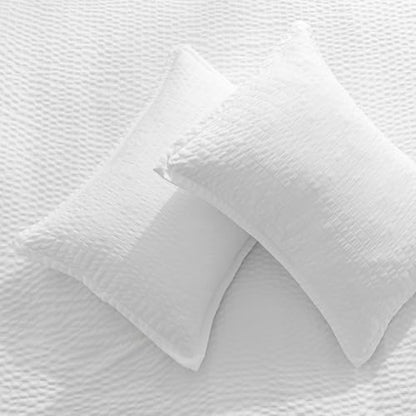Amazon Basics Duvet Cover Set with Jacquard Geometric Pattern, 3-Piece with 1 Duvet Cover and 2 Pillow Shams, Comforter Not Included, King, White - color: White, size: King