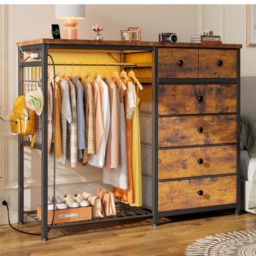 EnHomee 125cm W 드레서, 걸이용 랙 및 서랍 6개, 그리드 패널 및 후크 4개 포함 | LED 조명 및 충전 스테이션, 침실용 나무 상단 정리 유닛, 스틸 프레임이 있는 서랍장, 브라운 - color: 러스틱 브라운.