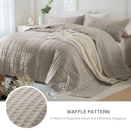 Oversized King Size Quilt Bedding Set, Bed Quilt with 2 Pillow Shams(Dark Khaki, 120"x120"), Waffle Weave California King Bedspread, Summer Comforter 3 PCS, All Season - color: Dark Khaki, size: Oversized King（120"x120"）