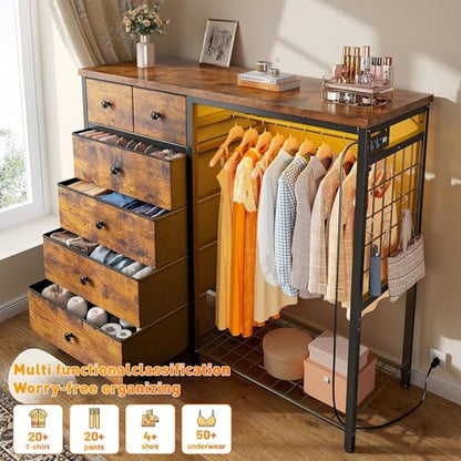 EnHomee 125cm W 드레서, 걸이용 랙 및 서랍 6개, 그리드 패널 및 후크 4개 포함 | LED 조명 및 충전 스테이션, 침실용 나무 상단 정리 유닛, 스틸 프레임이 있는 서랍장, 브라운 - color: 러스틱 브라운.